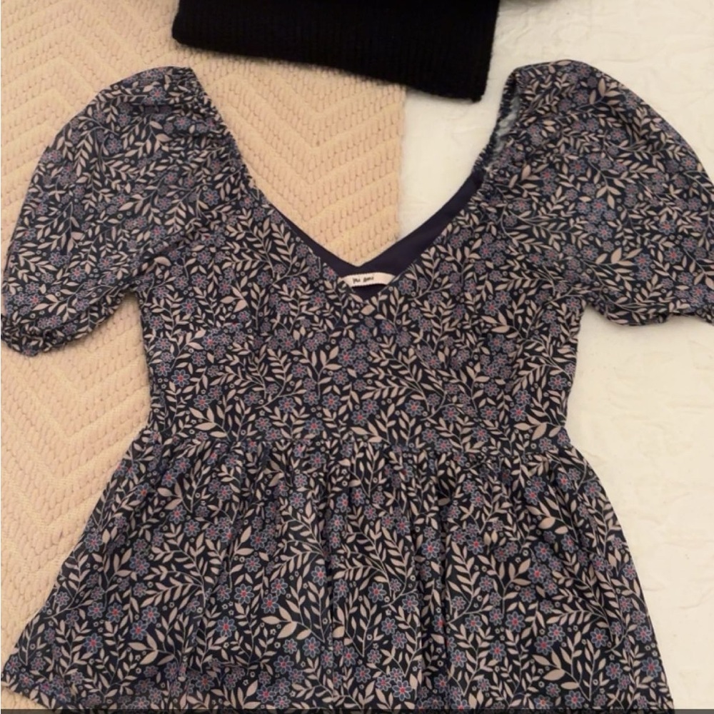Francesca's Collections Navy Floral Puff Sleeve Blouse
